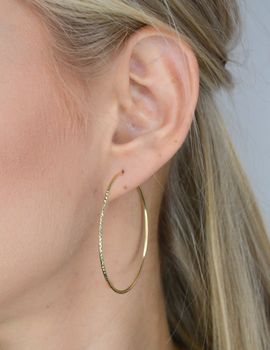 Złote kolczyki 333 koła 5 cm KL 9823 333 💎 Złote kolczyki w kształcie koła, delikatnie i w nowoczesny sposób grawerowane, kolczyki ze złota, kolczyki koła 5 cm (5).JPG